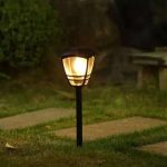 Lampe Jardin Autonome LED installée dans une allée extérieure