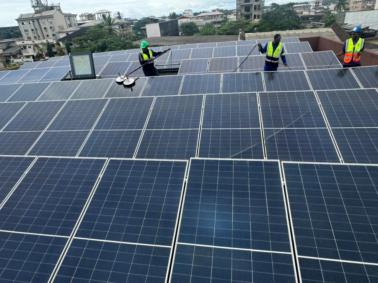 Technicien installant des panneaux solaires sur un toit